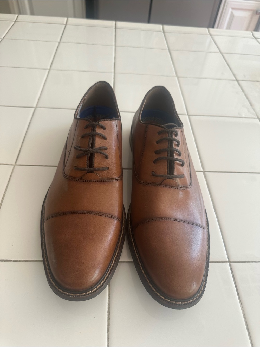 Vince Camuto Men's Tan Leather Cap-Toe Oxfords. New without the tag